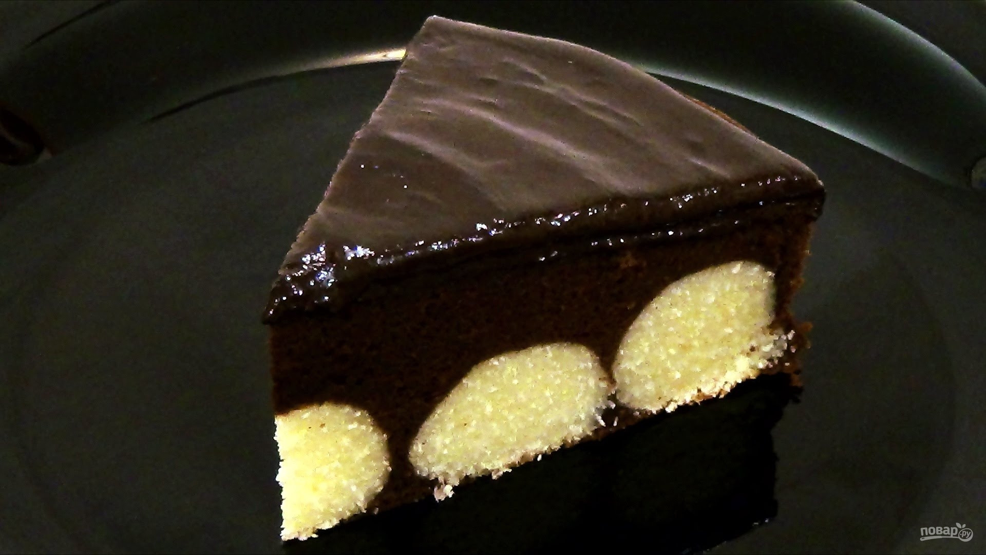 Просто кухня шоколадно творожный пирог. Шоколадный торт с творожными шариками. Шоколадный пирог с творожными шариками. Шоколадно творожный торт. Бисквит с творожными шариками.
