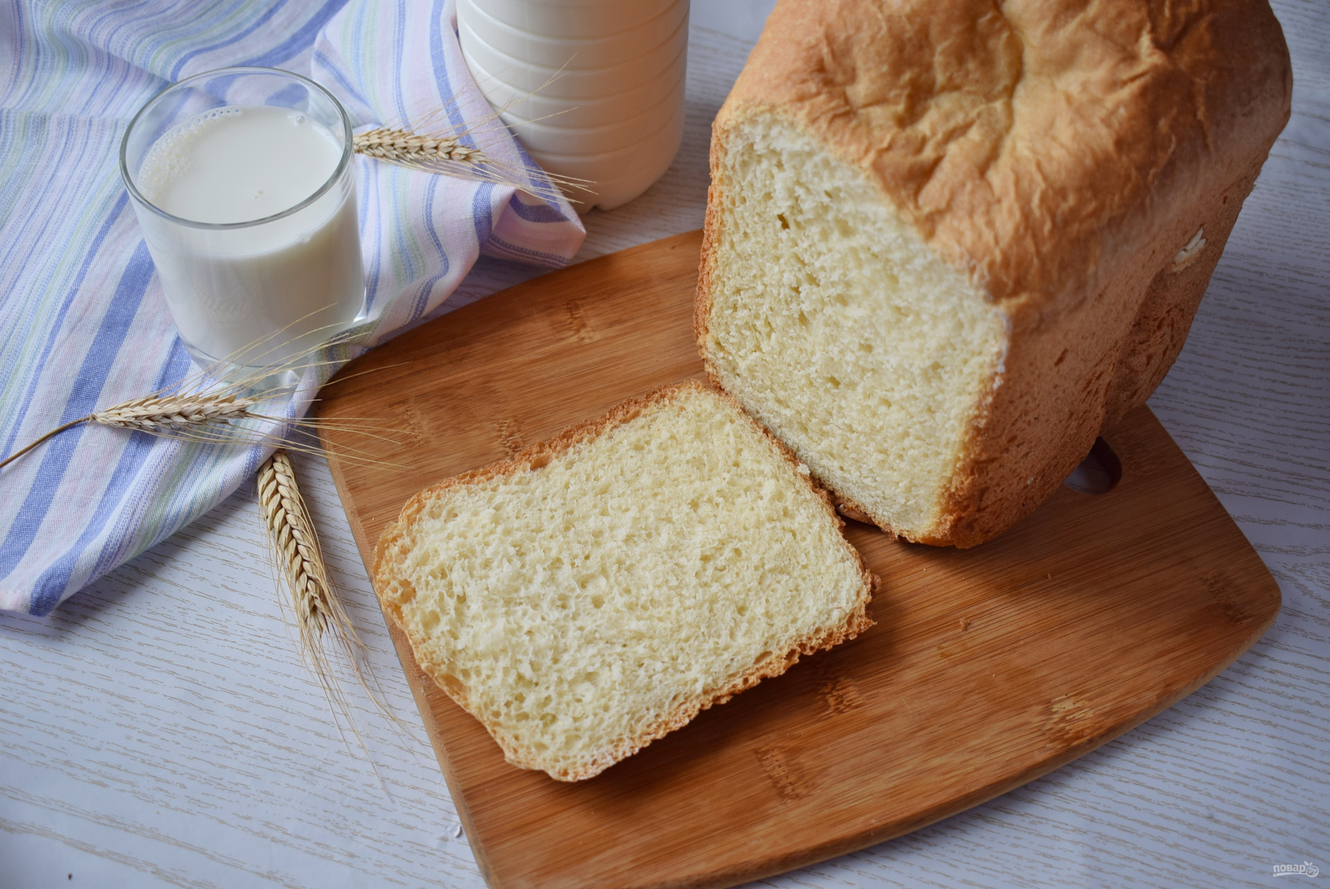 Белый хлеб на дрожжах рецепт. Дрожжи для хлеба. Белый хлеб на кефире в духовке. Хлеб на живых дрожжах. Хлеб на кефире в духовке.