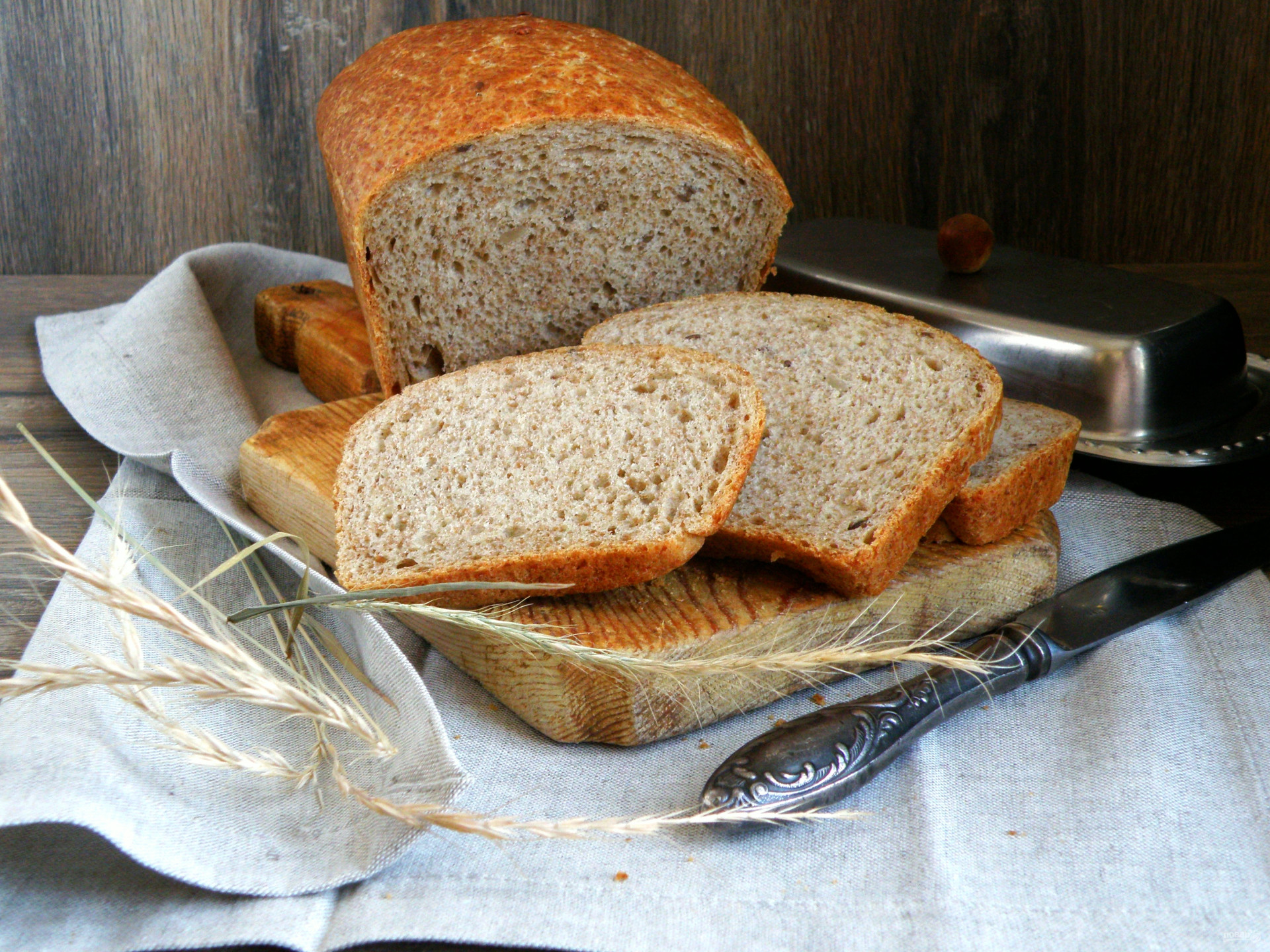 Постный хлеб в хлебопечке рецепты. Серый хлеб. Черный хлеб с отрубями. Серый хлеб отрубной. Серый хлеб с отрубями.