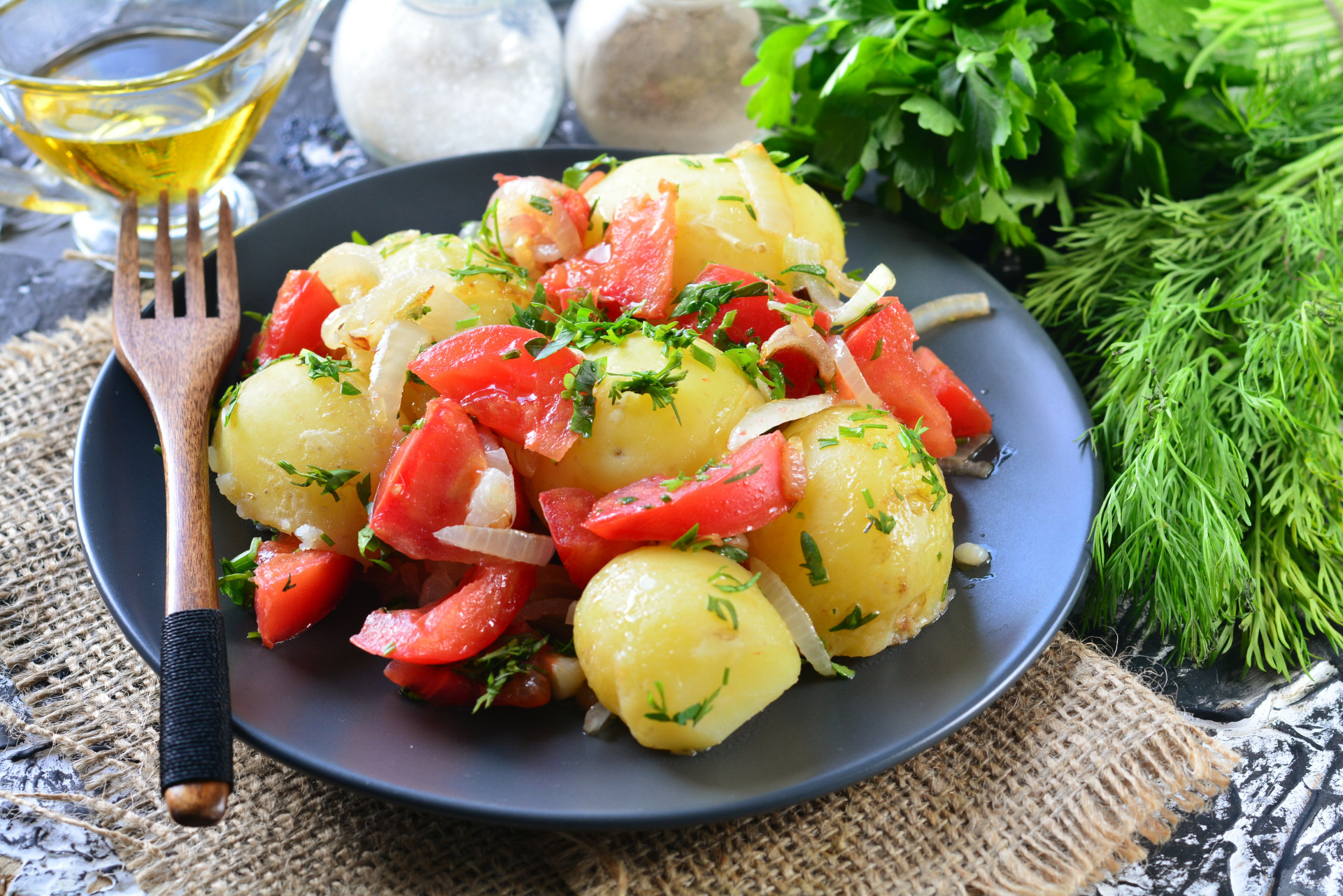 Тушеная картошка с помидорами