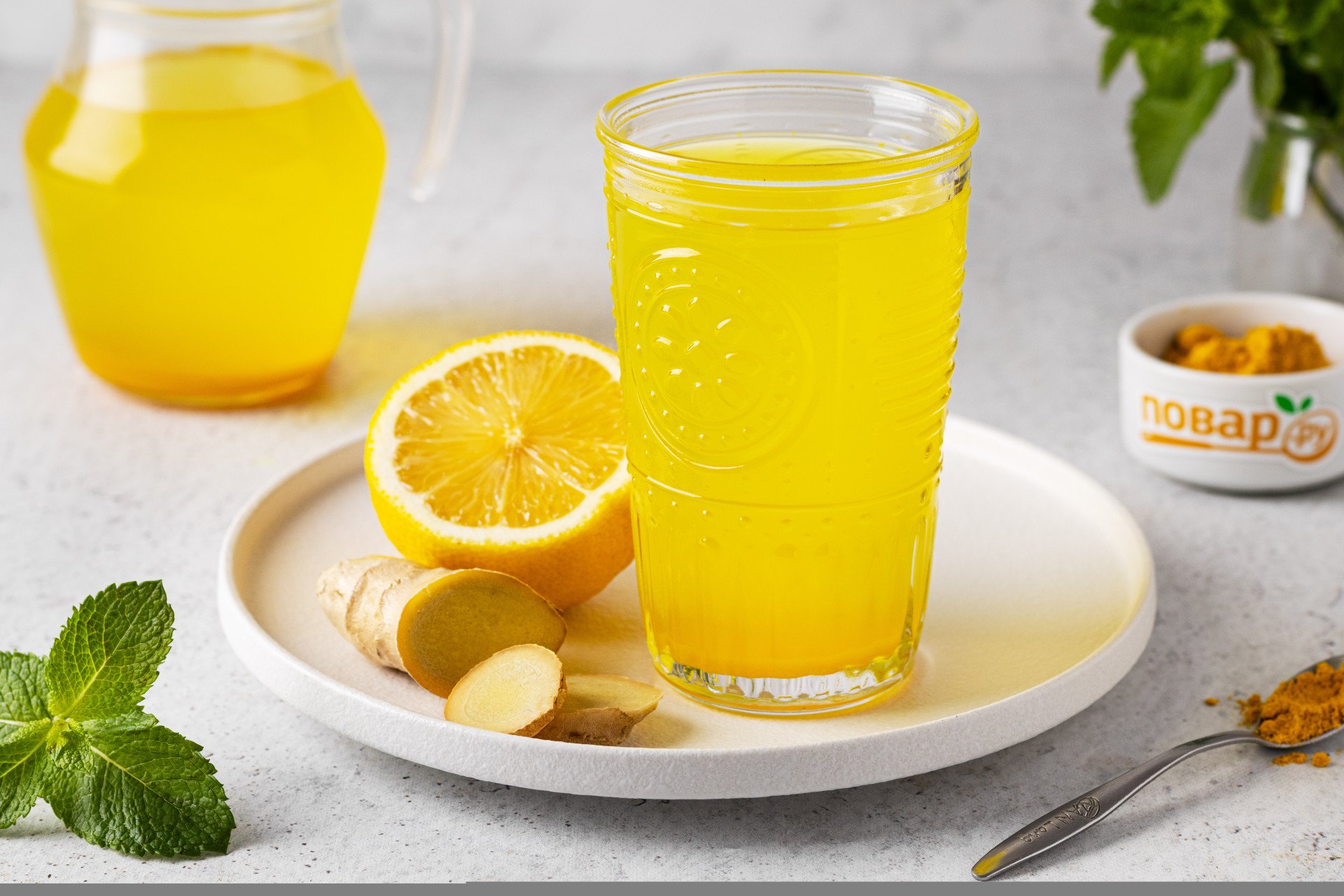 Приготовить напиток из лимонов. Лимонный напиток. Напиток с куркумой и лимоном. Лимонно имбирный напиток. Напиток с куркумой и лимоном и медом.