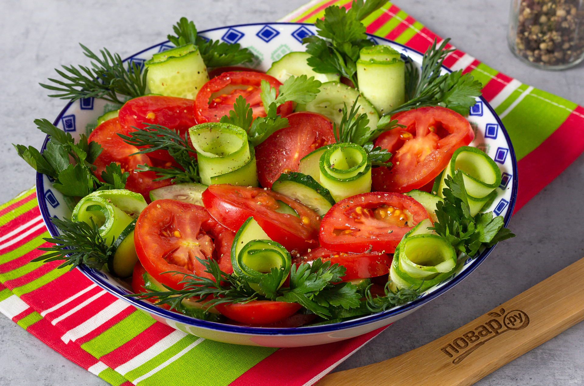 Что можно приготовить из помидоров и огурцов. Овощной салат. Украшение овощных салатов. Овощной салат на праздничный. Красивый салат из овощей.