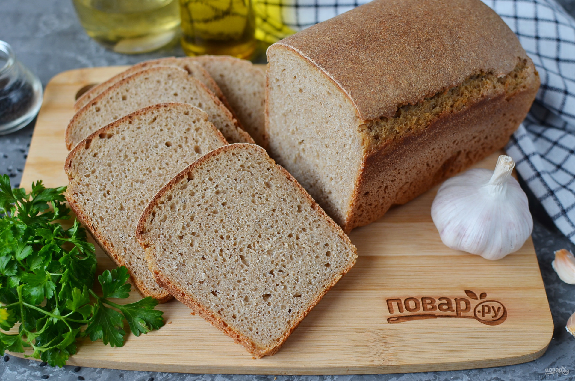 Приготовить ржаной хлеб в домашних условиях. Ржаной хлеб. Хлеб на закваске. Ржаной хлеб на закваске. Цельнозерновой хлеб на закваске.