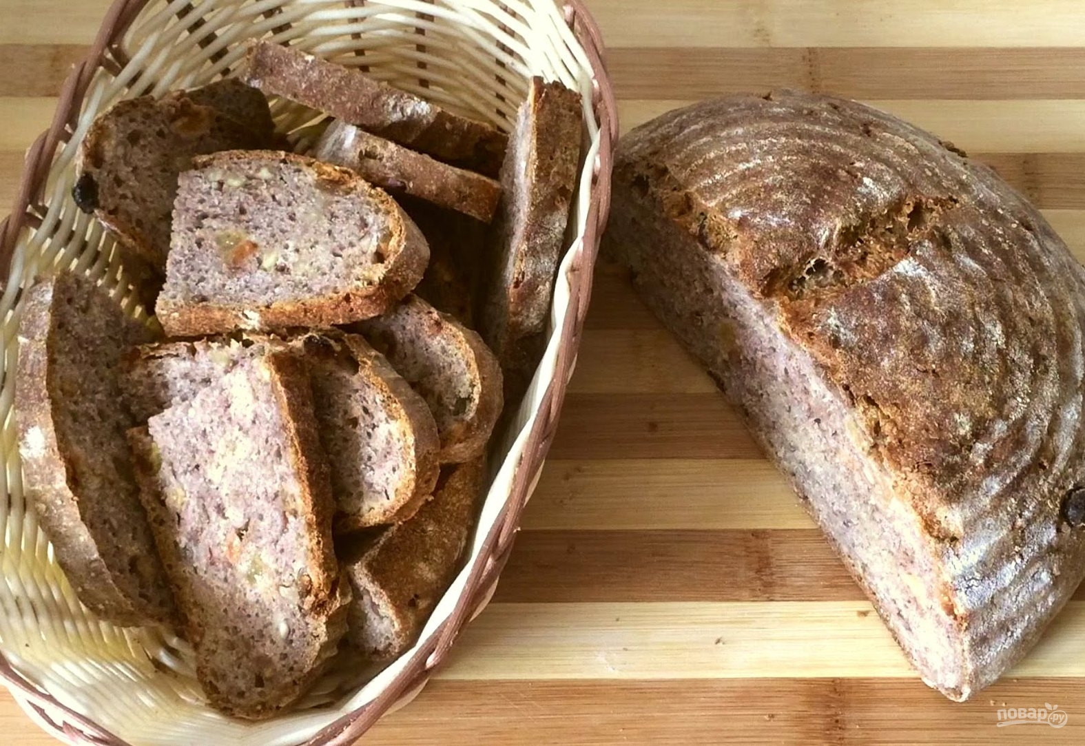 Хлеб на закваске рецепт с фото. Хлеб на закваске. Ржаной хлеб. Ржаной хлеб в духовке на закваске. Хлеб в духовке красивый.