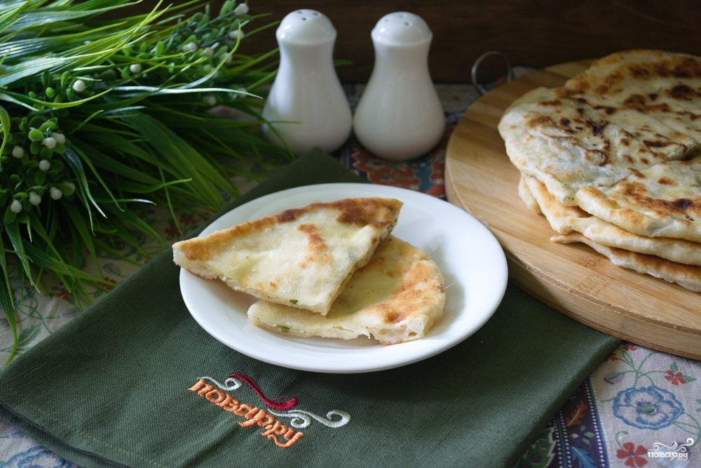 Хычины с сыром классический рецепт. Хычин с сыром и зеленью. Хычины с сыром и зеленью. Карачаевские хычины. Хычины с творогом и зеленью.