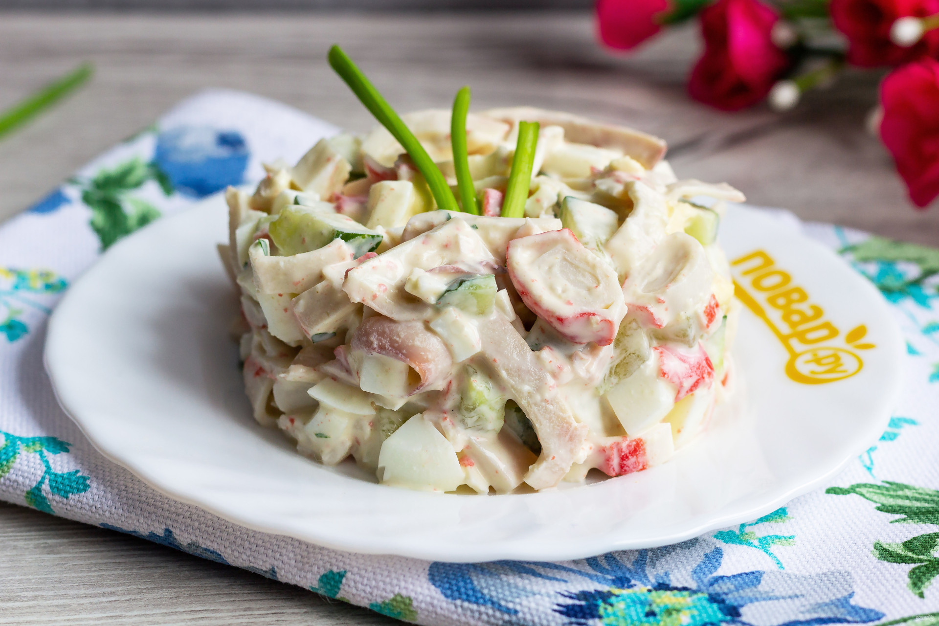 Салат с кальмарами и крабовыми палочками «Медуза»