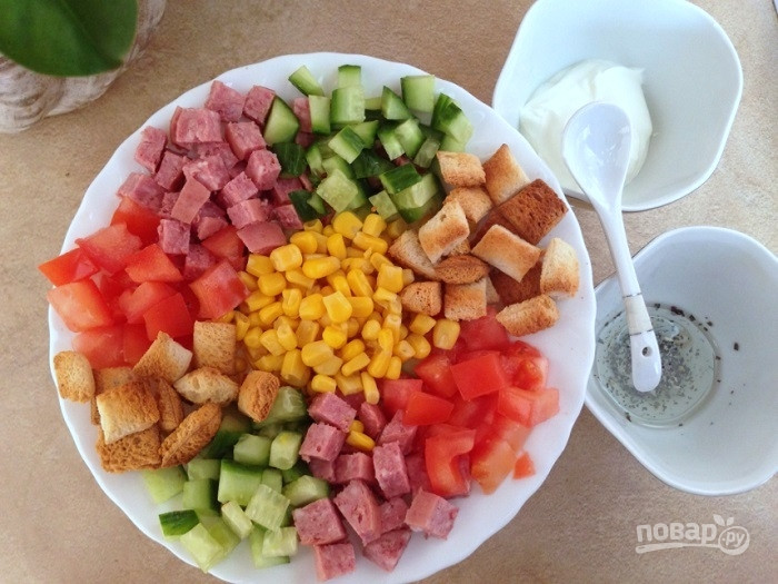 Салат ромашка с сухариками