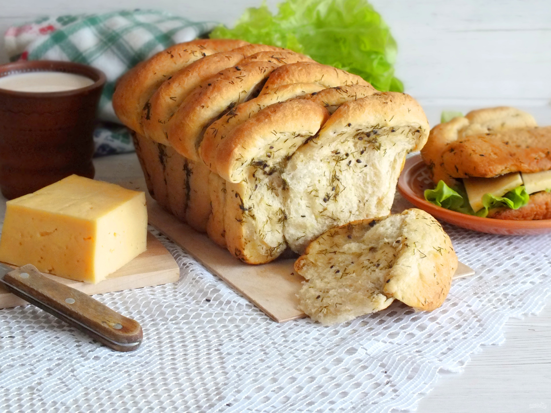 Блюдо с топленым сыром и хлебом