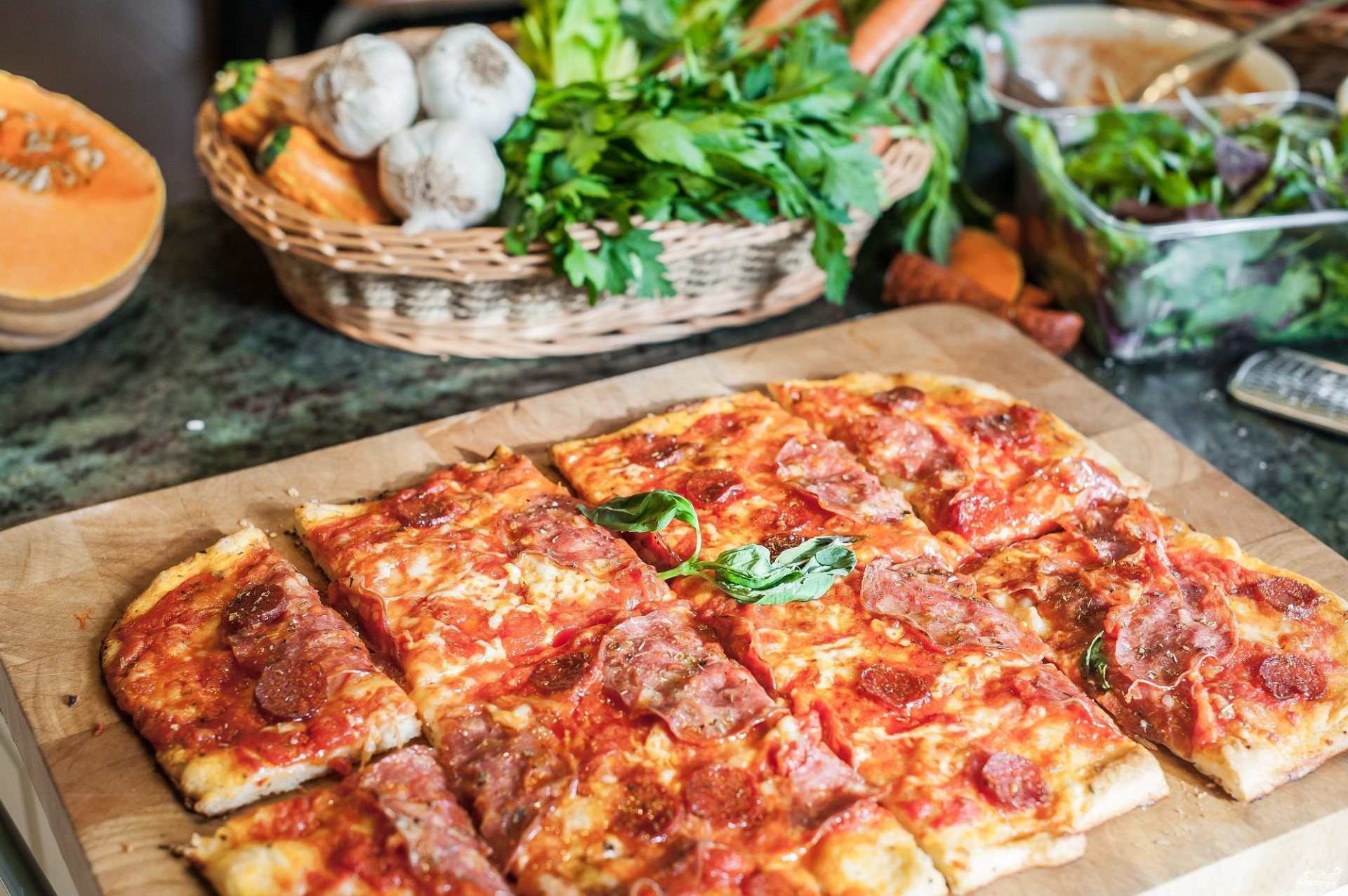 бездрожжевая пицца в духовке с колбасой и сыром и помидорами фото 73