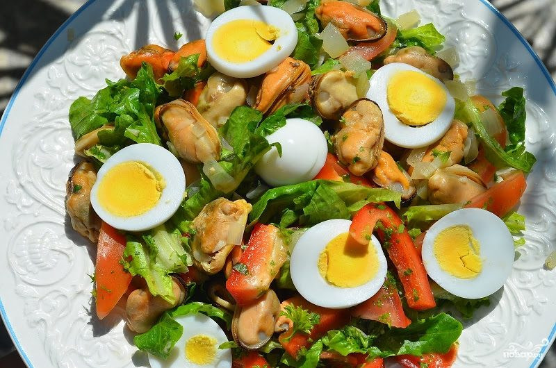 Салаты с мидиями рецепты простые. Салат с мидиями и помидорами. Салат с мидиями и яйцами. Салат с морепродуктами и яйцом. Салат с копчеными мидиями.