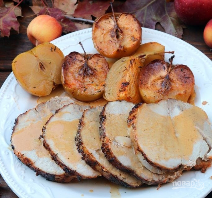 Свинина, запеченная с яблоками