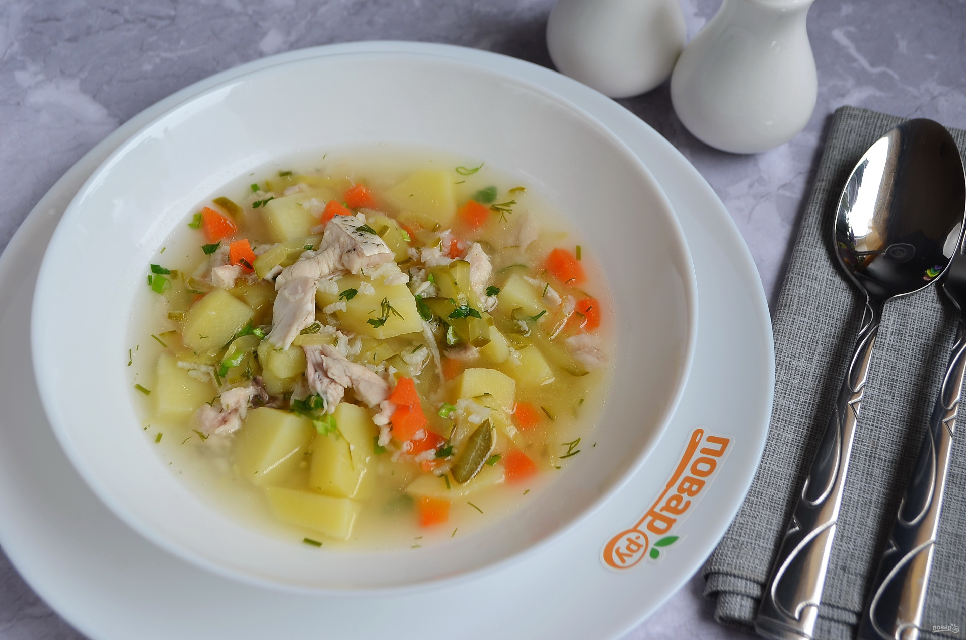 Суп из рыбы простой рецепт. Рыбный суп с солеными огурцами. Суп рыбный огурцом. Уха с солеными огурцами. Рыбный суп с овощами.