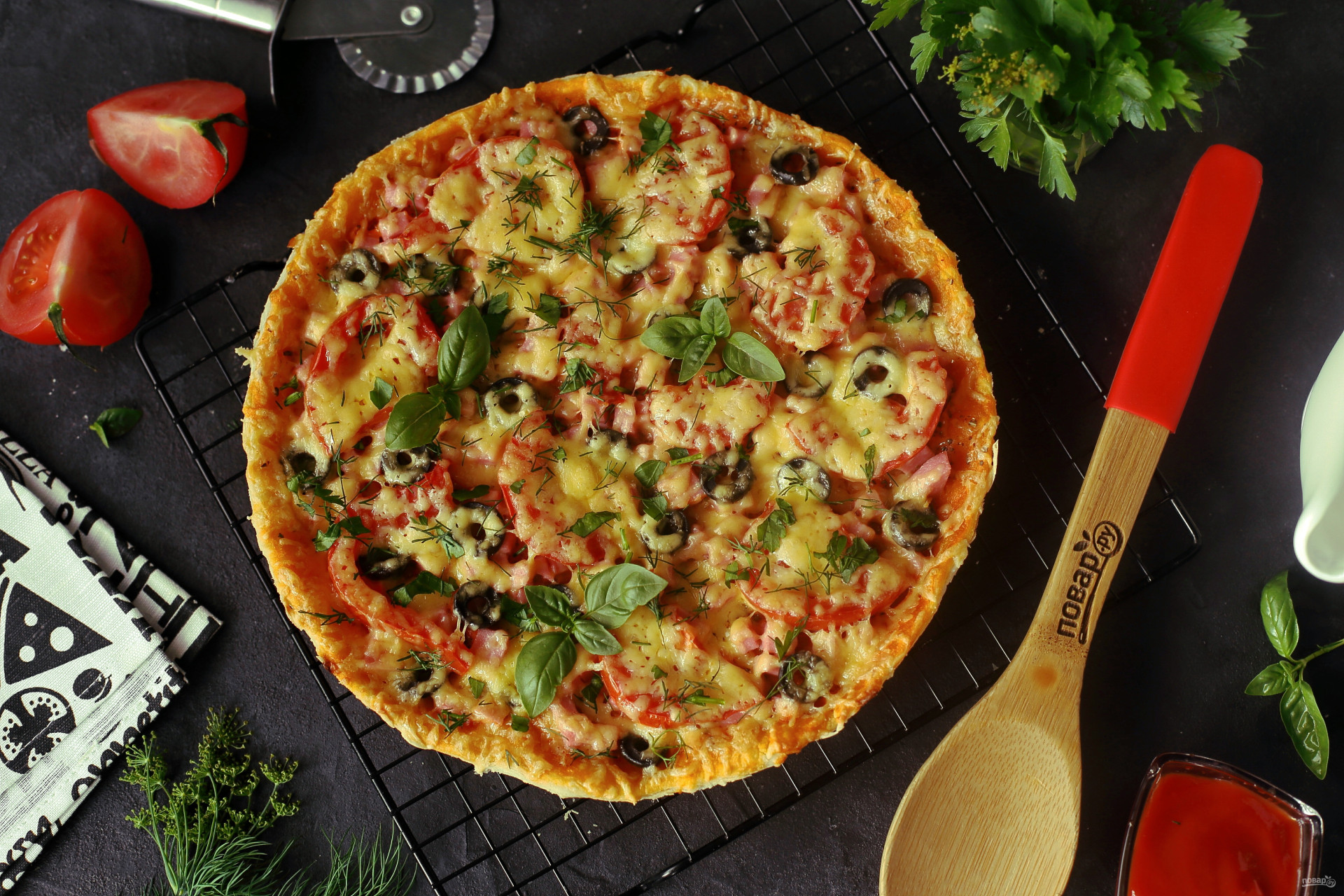 пицца на слоеном тесте в духовке рецепт с колбасой и сыром и помидорами фото 92