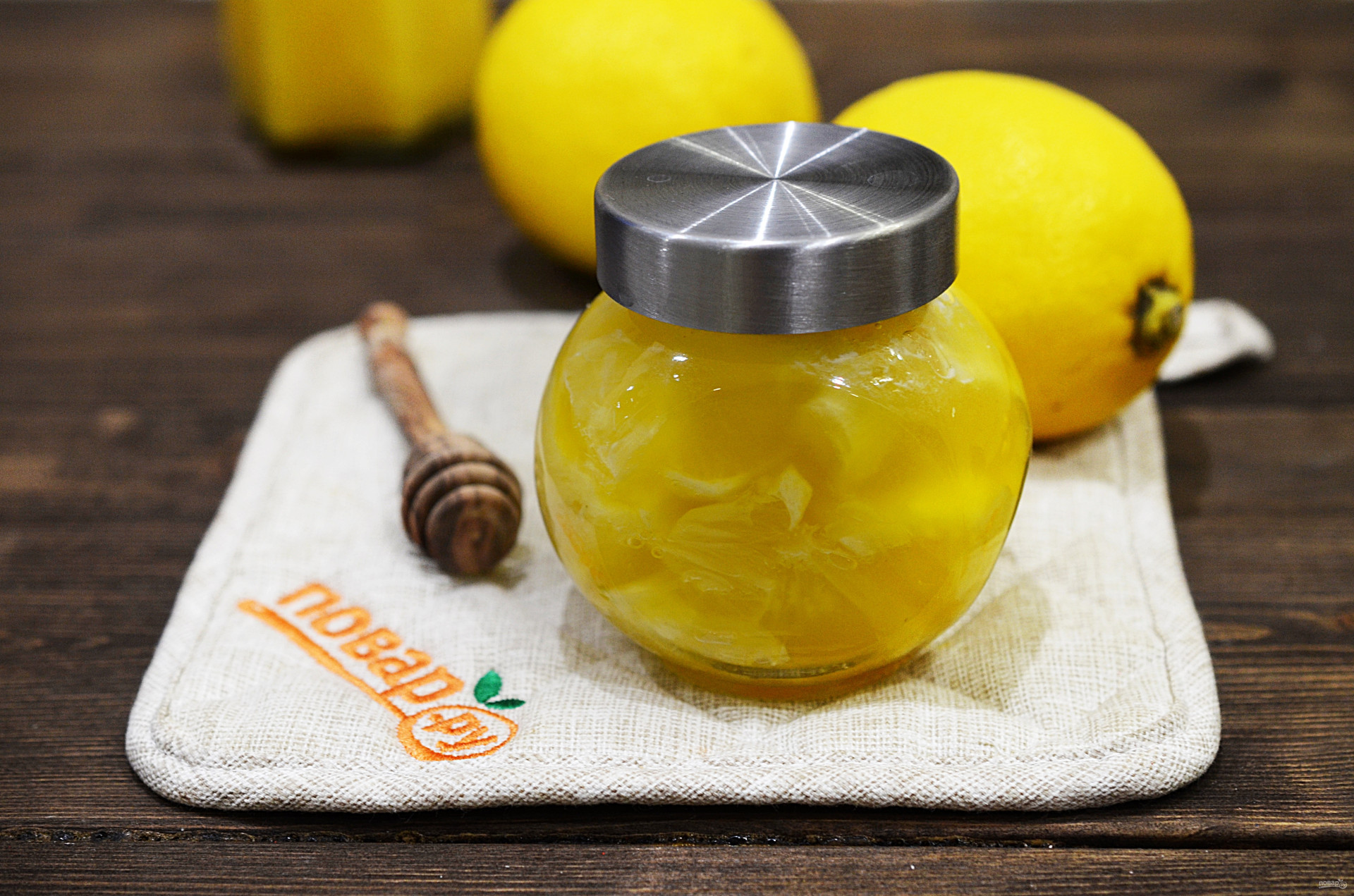 Польза смеси лимона мед. Мед с лимоном. Мед лимон имбирь. Лимон с имбирем. Лимон и мед от простуды.