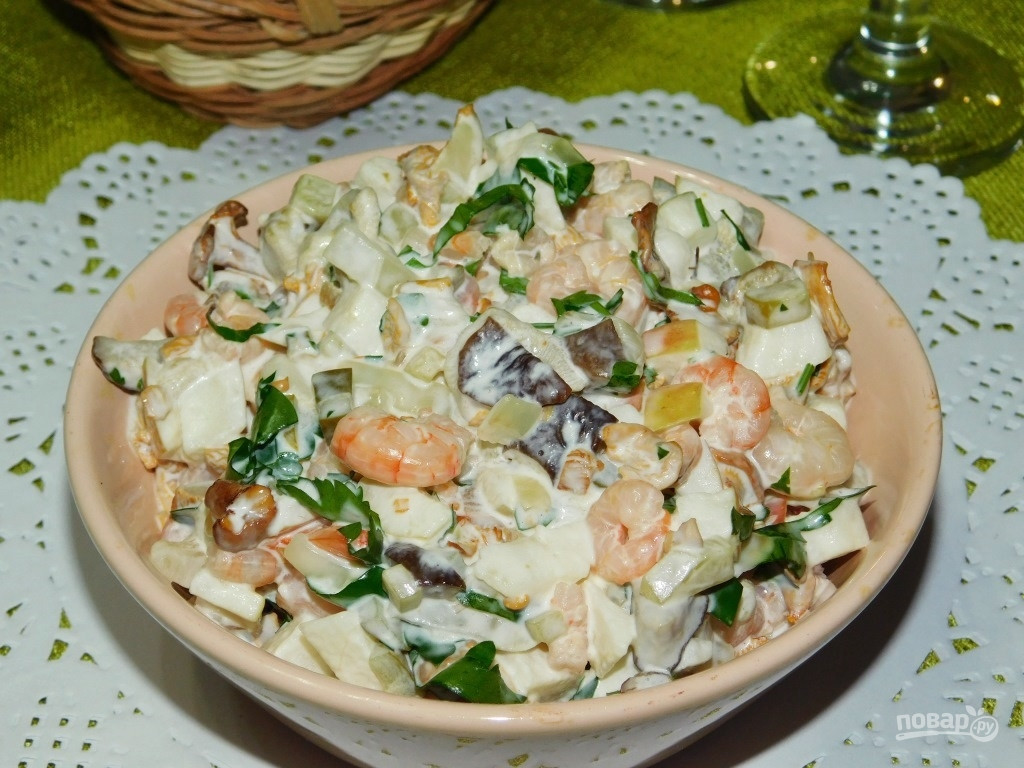Салат с креветками и яблоком. Салат мартовский с кальмарами. Можно ли есть салаты с майонезом. Фото с кушаю салатик с майонезом. Салаты с майонезом заморозить.