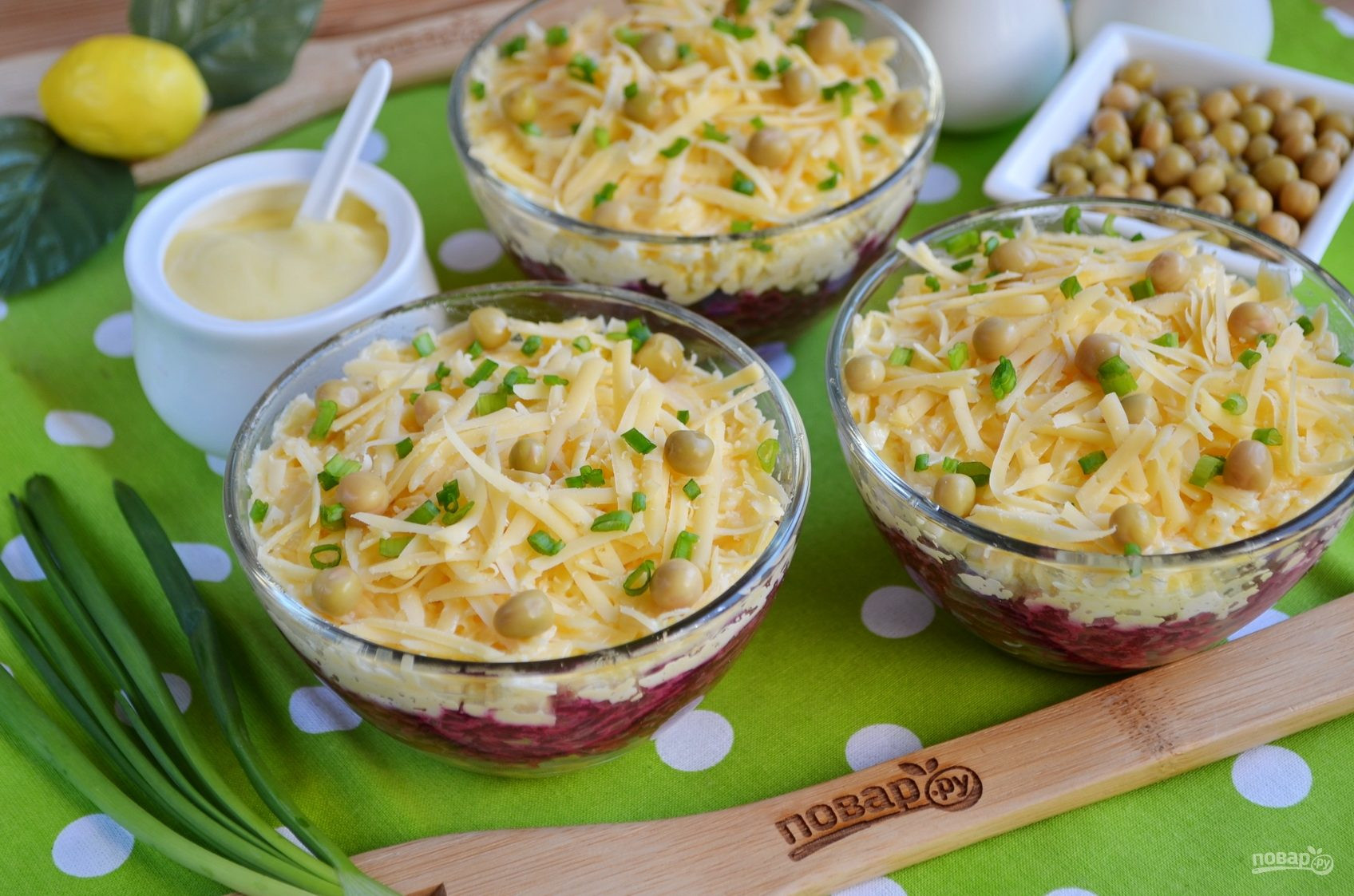 Салат «Простушка» со свеклой, сыром и яйцом