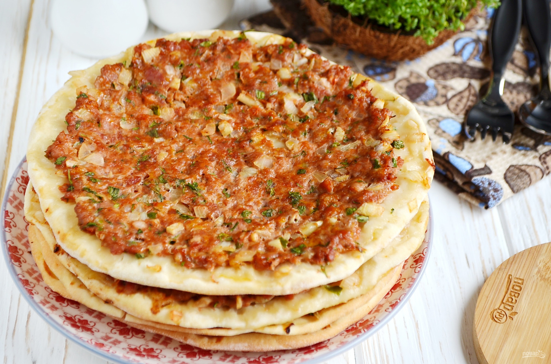 Ламаджо что это за блюдо. Ламаджо армянский. Армянская пицца ламаджо. Армянская кухня ламаджо. Армянская лепешка ламаджо.