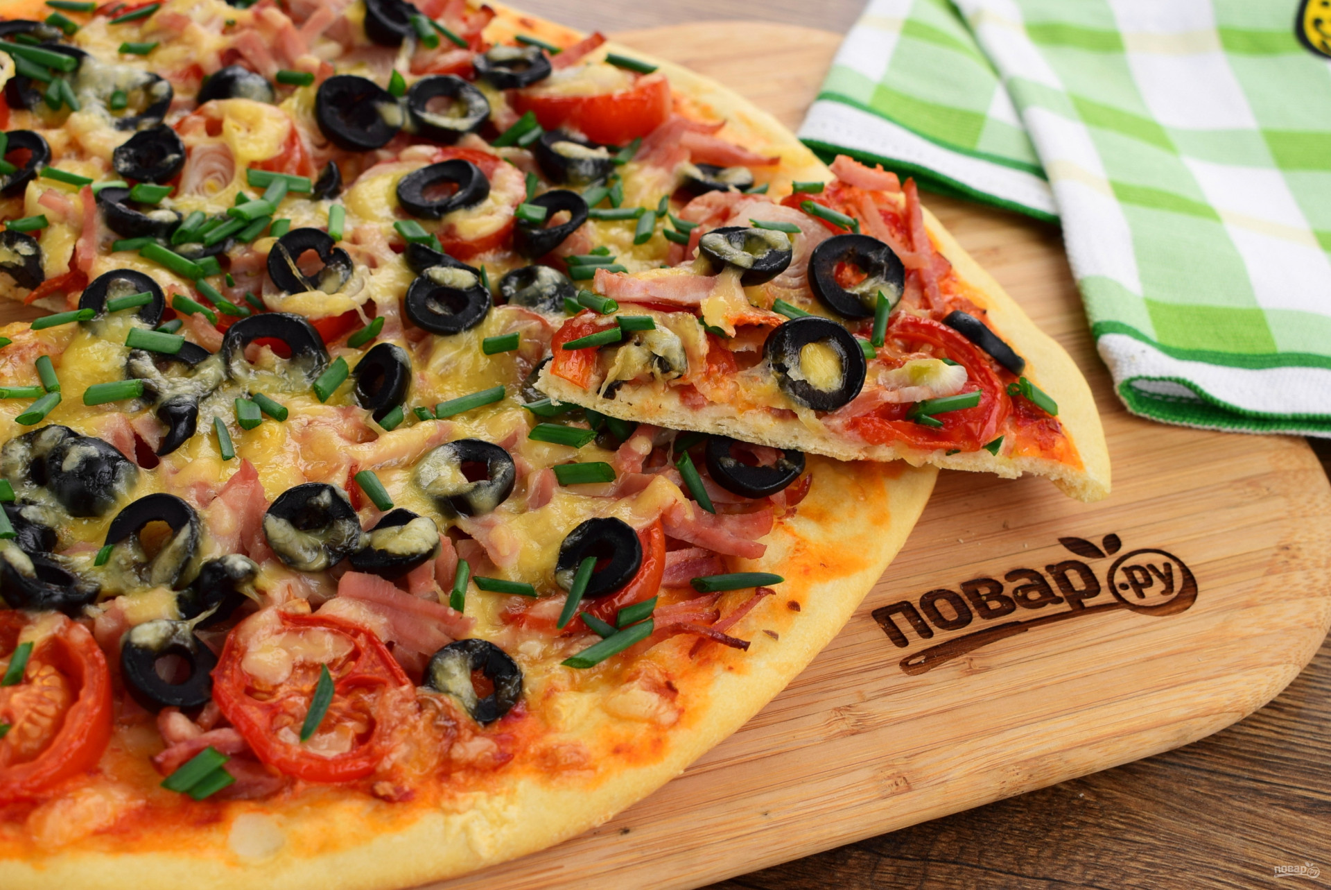 Домашняя пицца без колбасы. Пицца домашняя с колбасой. Пицца с овощами и оливками. Пицца из колбасы и маслин. Пирог-пицца с колбасой.