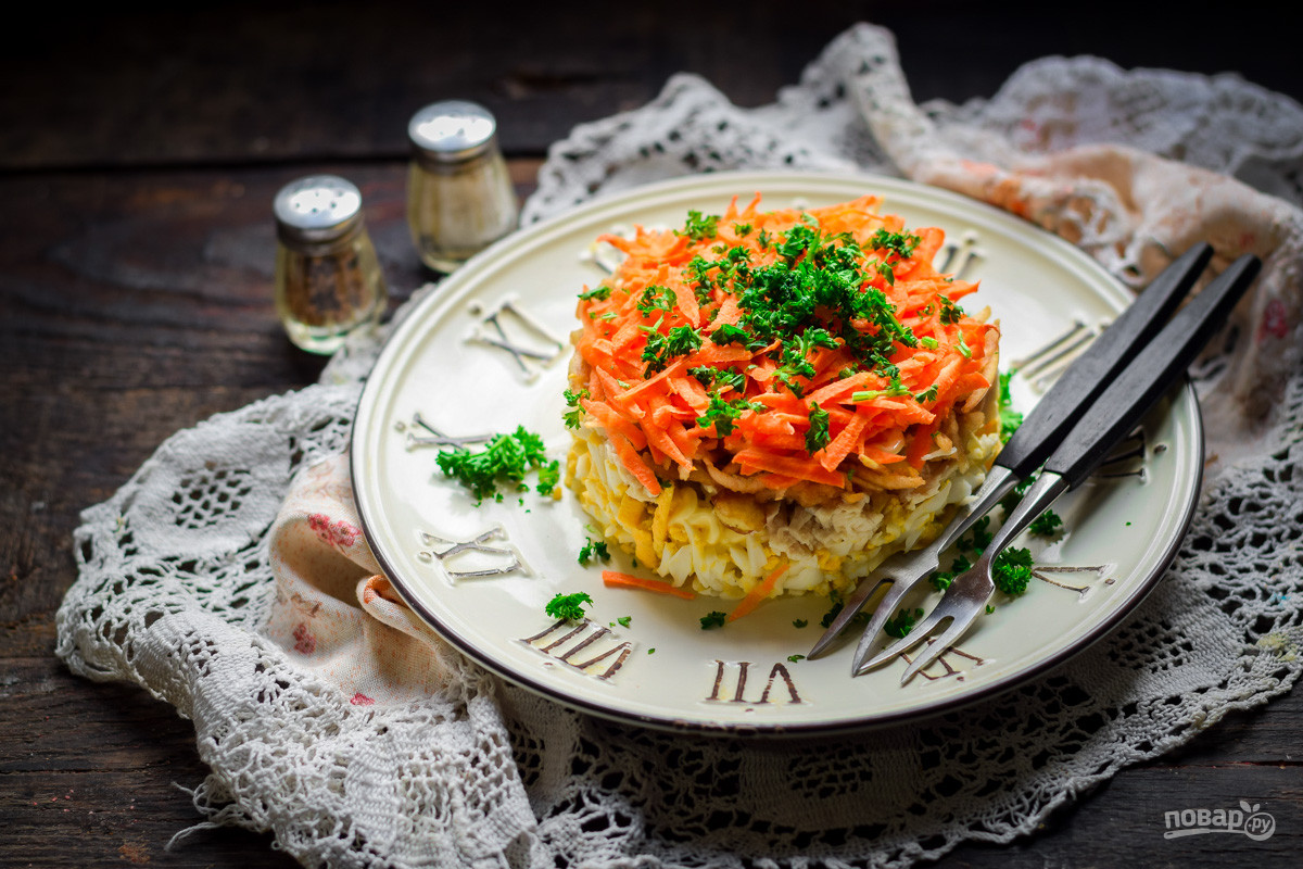 Салат гренни смит с курицей и морковью и яблоком