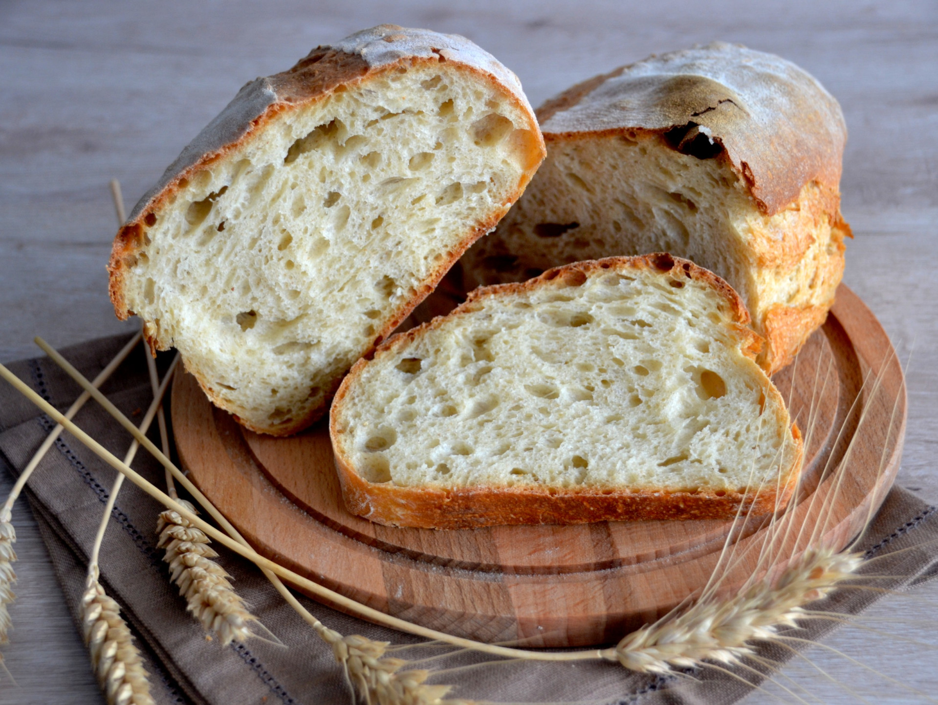 Вкусный пшеничный хлеб рецепт. Пшеничный хлеб на закваске. Хлеб на закваске белый пшеничный. Пшеничный хлеб пшеничный хлеб. Ржано-пшеничный хлеб на закваске.