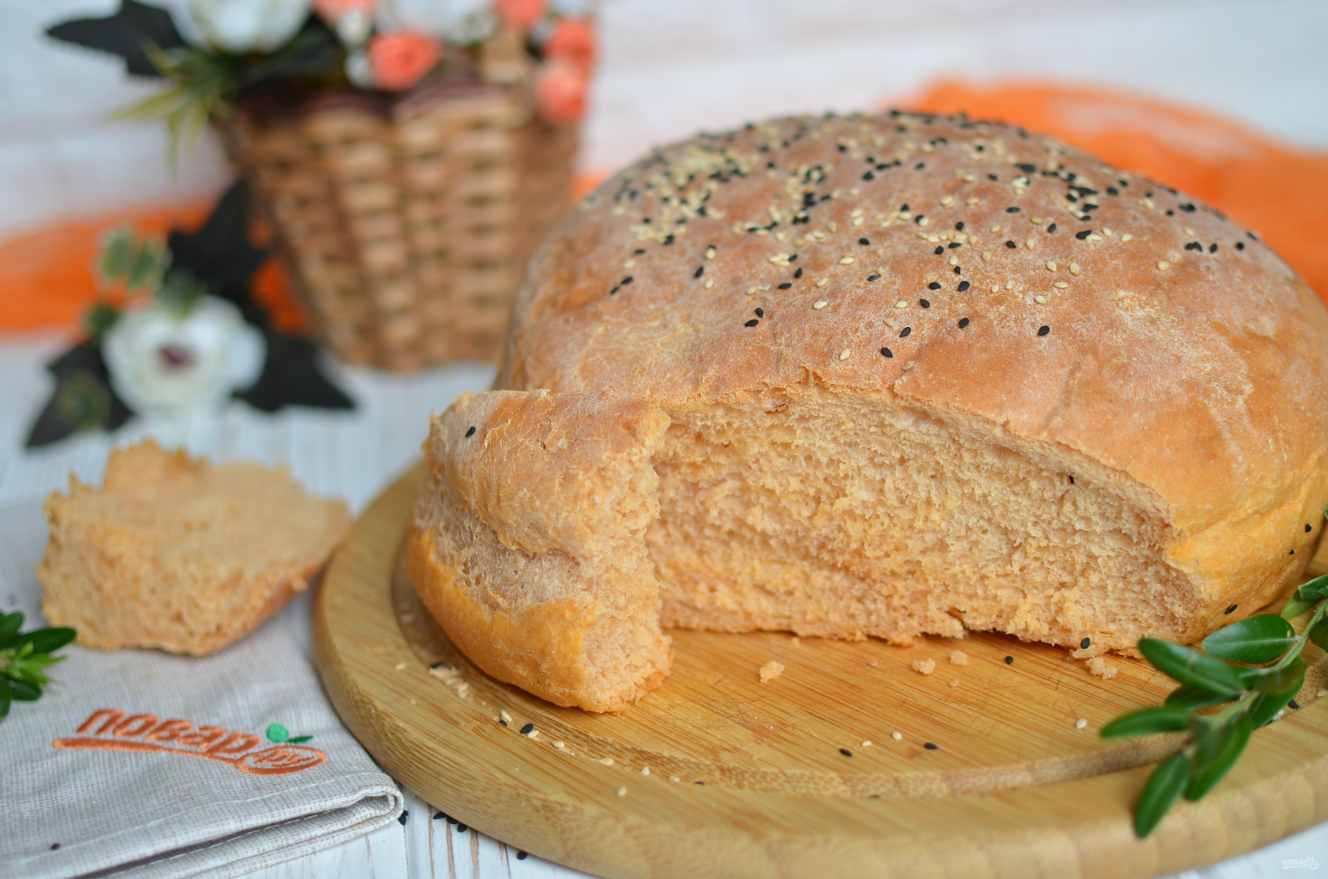 Рецепт хлеба на манке. Томатный хлеб. Хлеб домашний с кунжутом. Хлебобулочные изделия с томатами. Хлеб томатный рецептура.