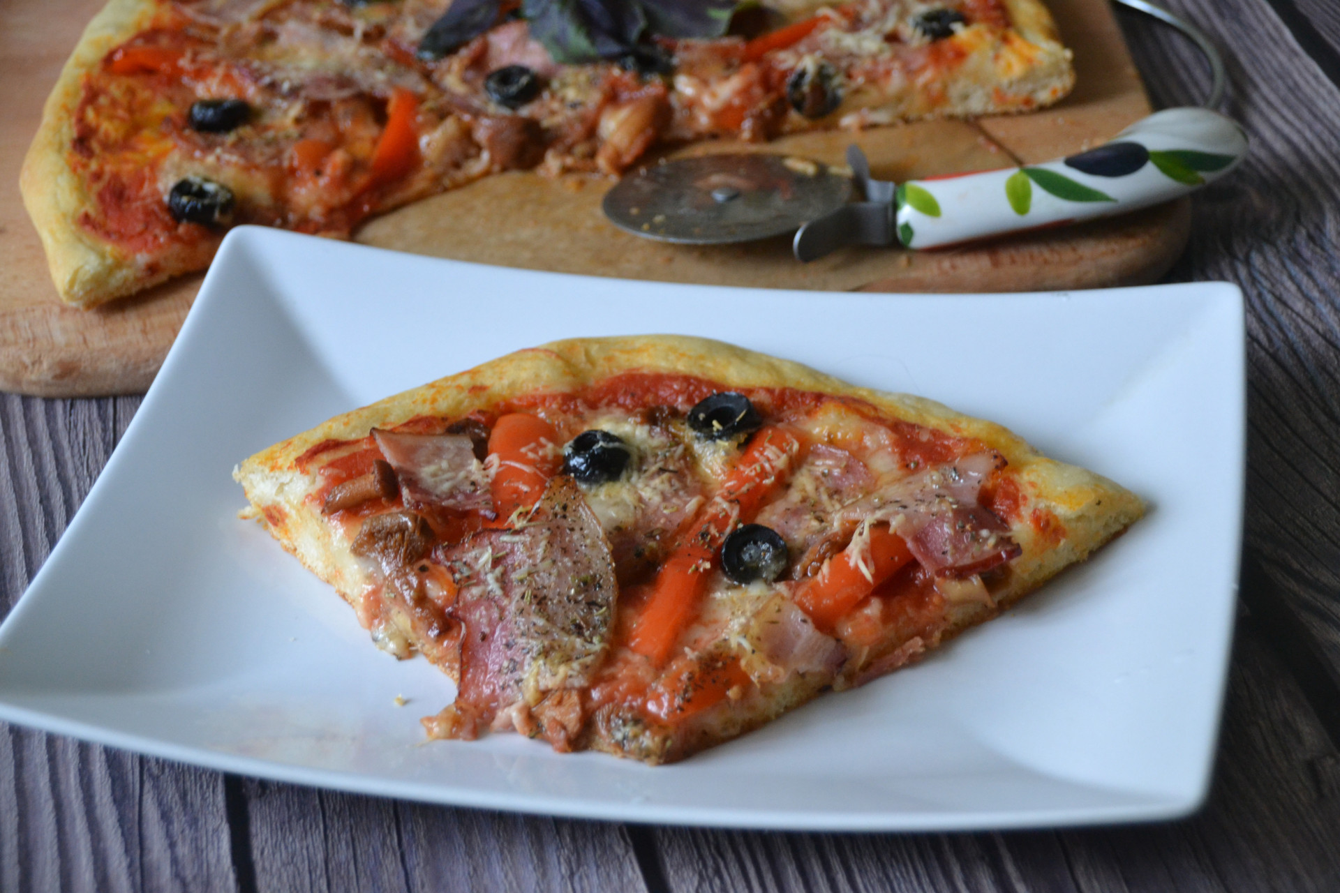 пицца с лисичками и колбасой рецепт фото 16