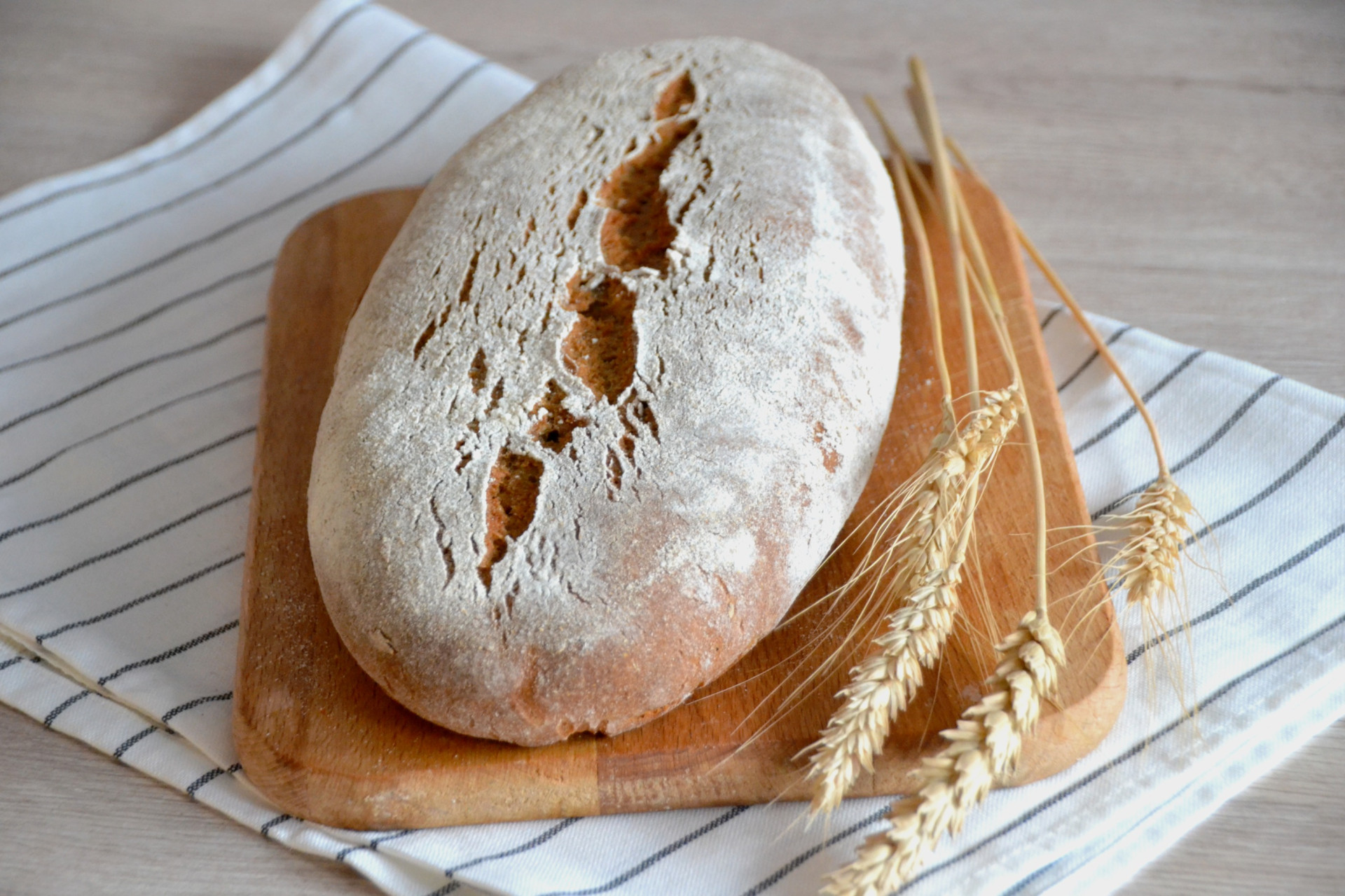 Хлеб на закваске простой рецепт. Хлеб заварной ржаной. Заварной хлеб на закваске. Ржаной заварной хлеб на закваске. Ржаная закваска.
