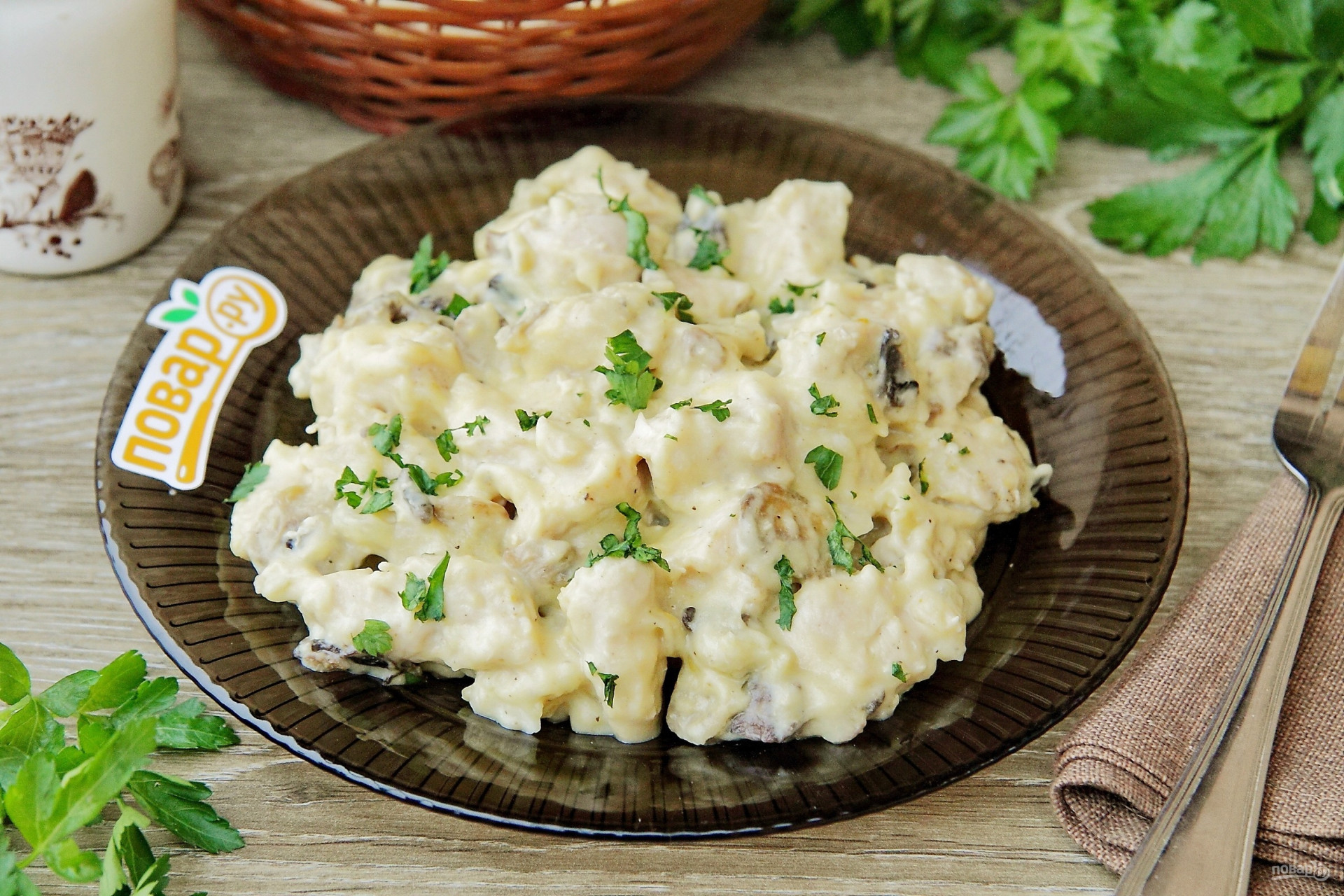 Курица в молочном соусе. Куриное филе в Молочном соусе. Подливка молочная из куриного филе. Куриное филе, сельдерей, яблоки, грецкий орех, сливочно-сметанный соус.