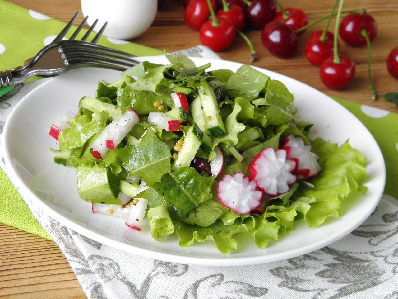 Салат из листьев одуванчика. Салат весенний. Листья салата. Салат из редиски. Салат с редиской и огурцом.