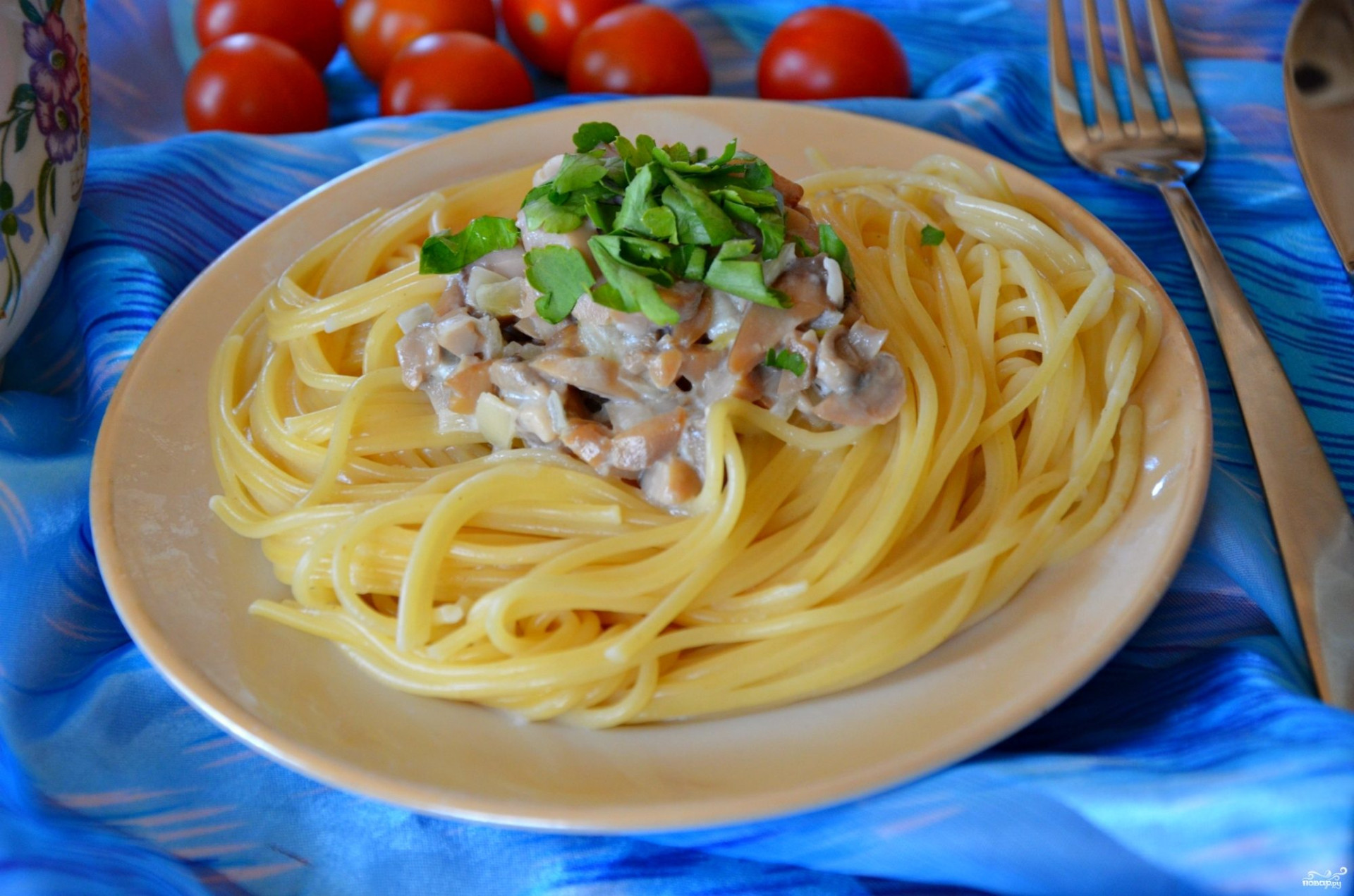Спагетти в сливочном соусе фото. Макароны с грибным соусом. Спагетти со сливочно-грибным соусом. Гарнир к макаронам. Спагетти под грибным соусом.