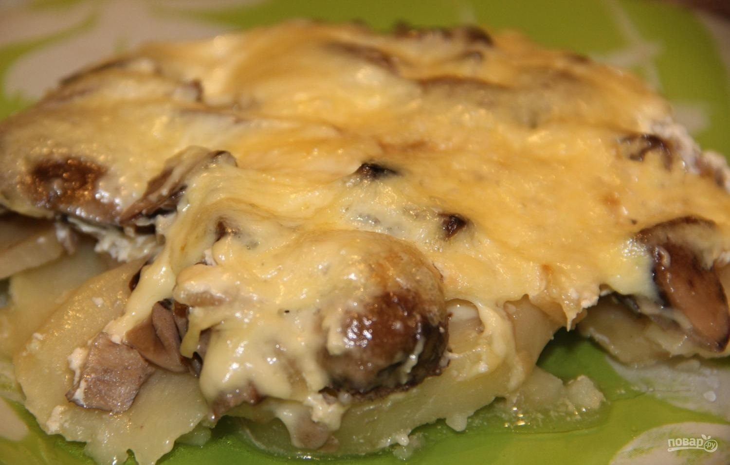 Фарш грибы картофель сыр. Запеченная картошка с грибами и сыром. Картофельная запеканка с грибами и сыром. Картошка с грибами и сыром в духовке. Картошка с шампиньонами и фаршем в духовке.