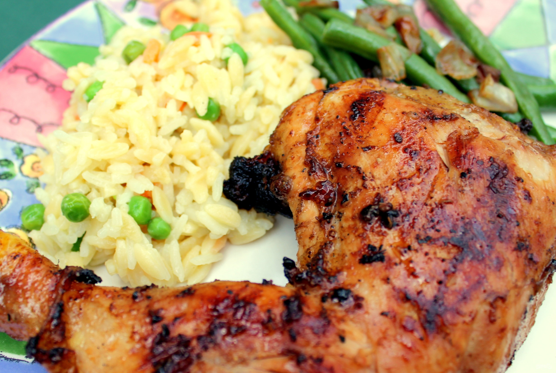 Курицу под рис. Рис с курицей. Карамелизированная курица с рисом. Рис с курой. Курица гриль с рисом.