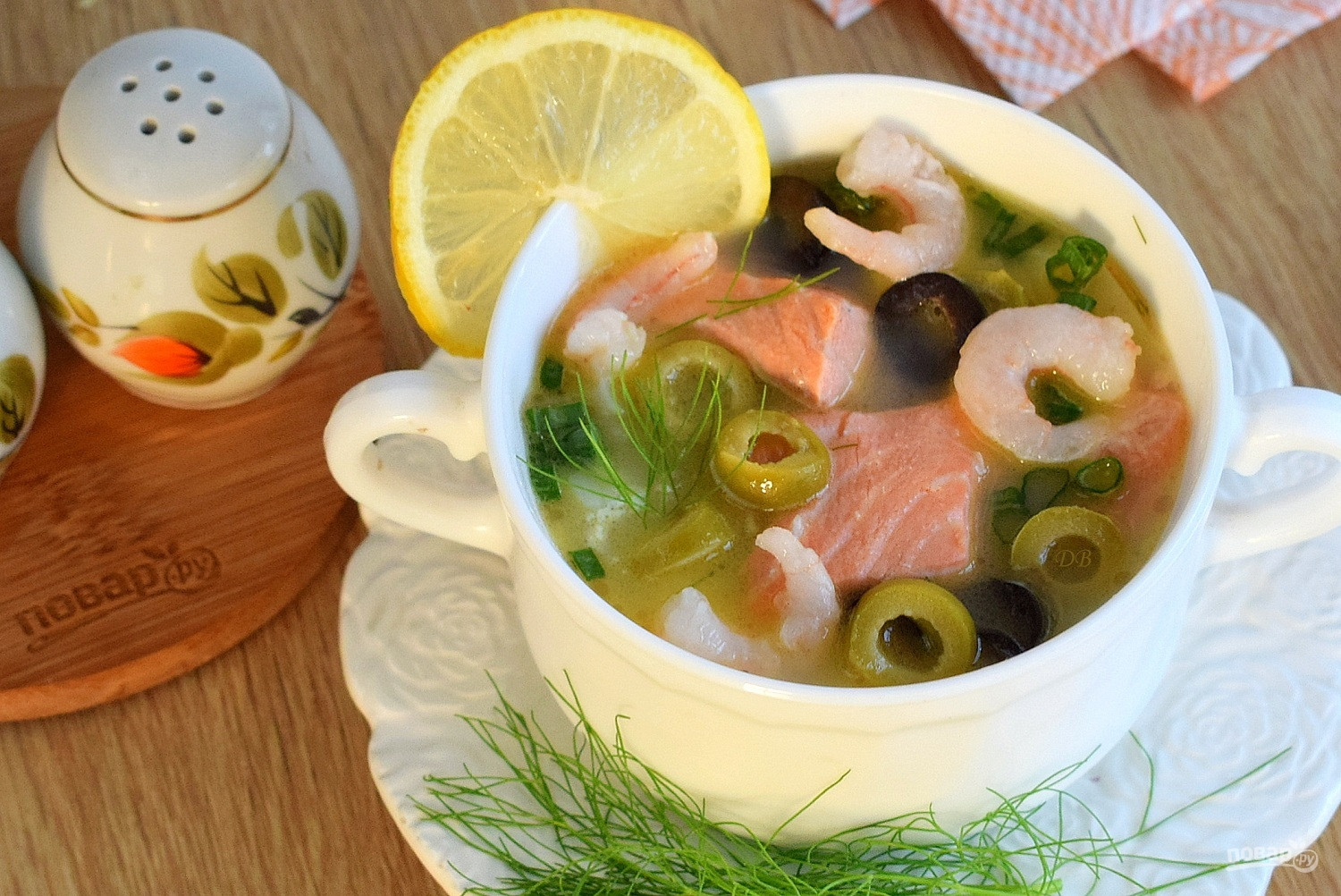 Рыбный суп сикреветквми. Рыбный суп с оливками. Уха с семгой креветками. Уха из креветок. Из чего можно приготовить уху