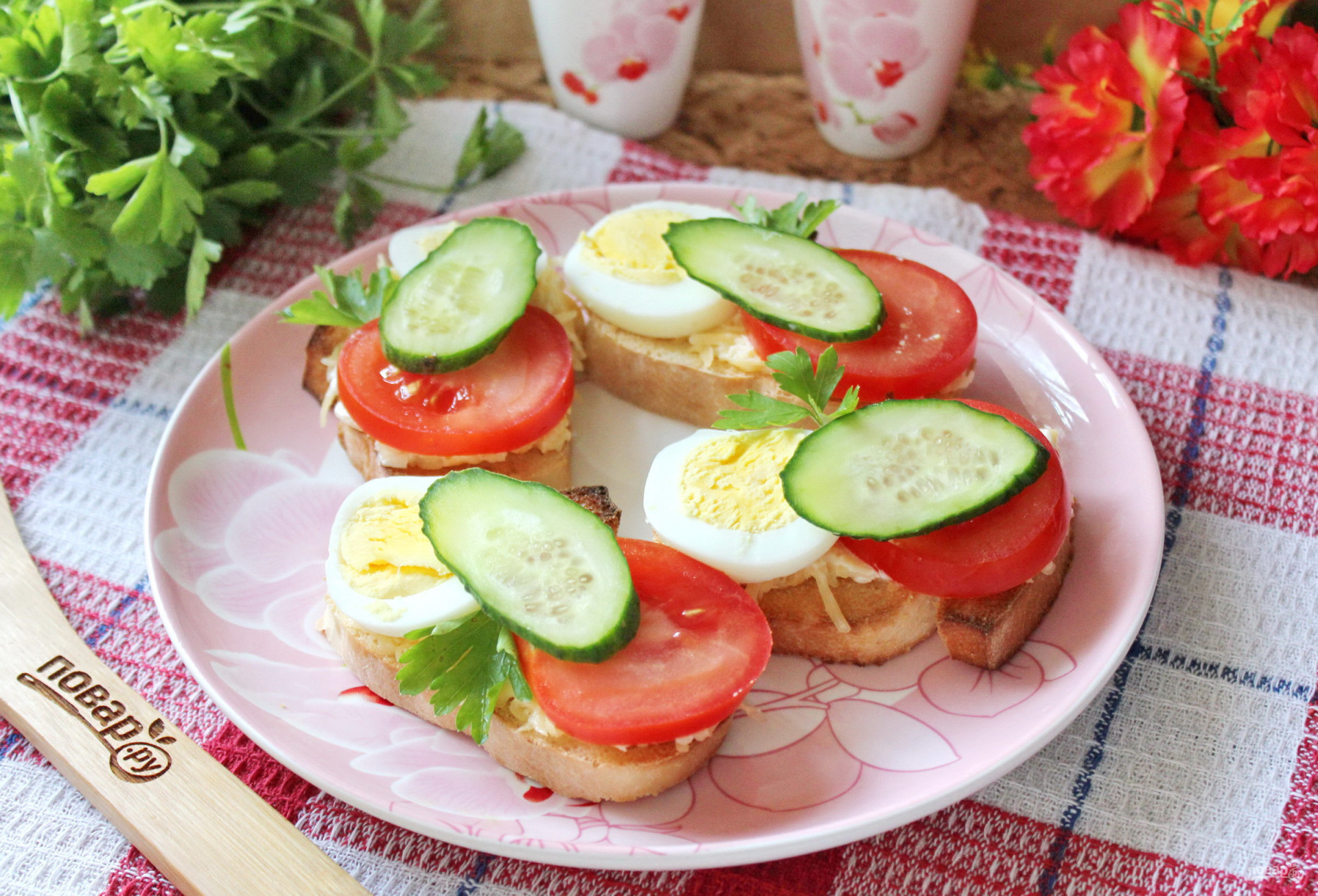 Красивые бутерброды с помидорами и огурцами
