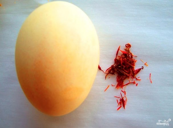 Крашеные яйца шафраном (оранжевые)