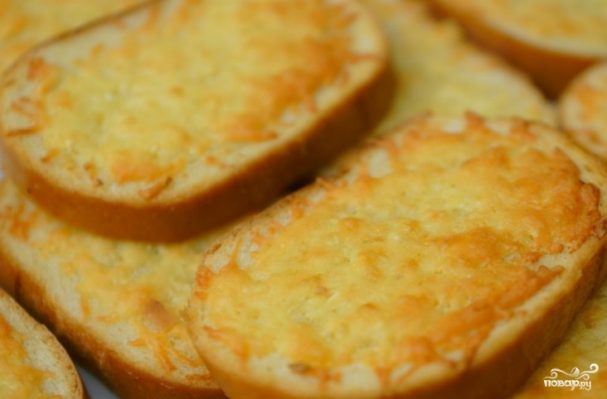 Гренки с чесноком и сыром в духовке