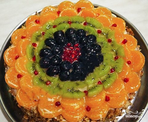 Бисквитный торт с кремом и фруктами