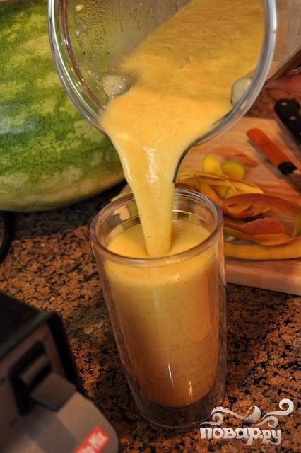 Витаминный напиток из киви, апельсина, винограда и манго