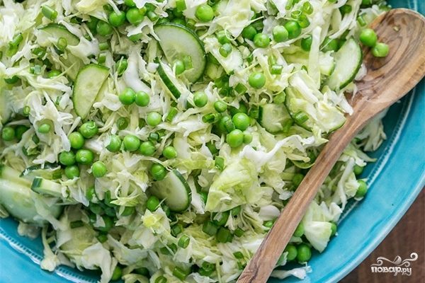 Салат из свежей капусты и зеленого горошка