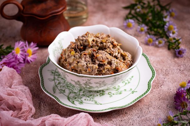 Печень с морковью и луком