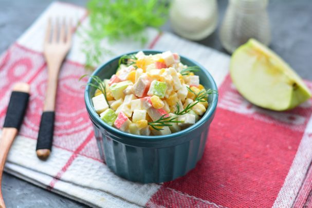 Крабовый салат с яблоками и кукурузой
