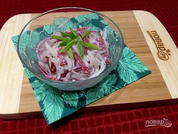 Салат из дайкона с колбасой