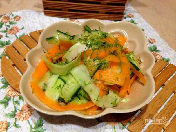 Салат из стеблей брокколи, моркови и огурца