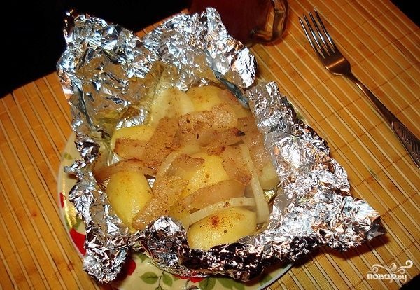 Картошка с беконом в фольге на углях рецепт с фото