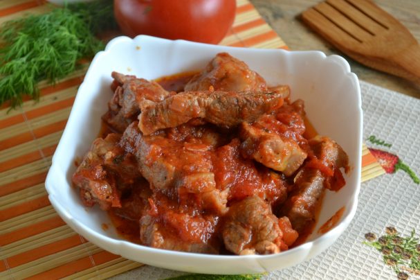 Рецепт гуляша из говядины с подливкой на сковороде с томатной пастой мукой фото пошагово