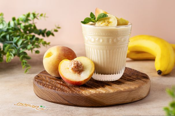 Персиковый смузи с бананом и йогуртом