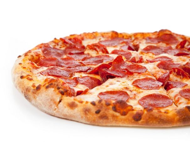 Пицца в домашних условиях с колбасой и сыром