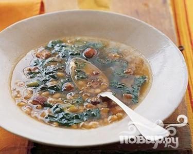 Суп с беконом, белой фасолью и салатом