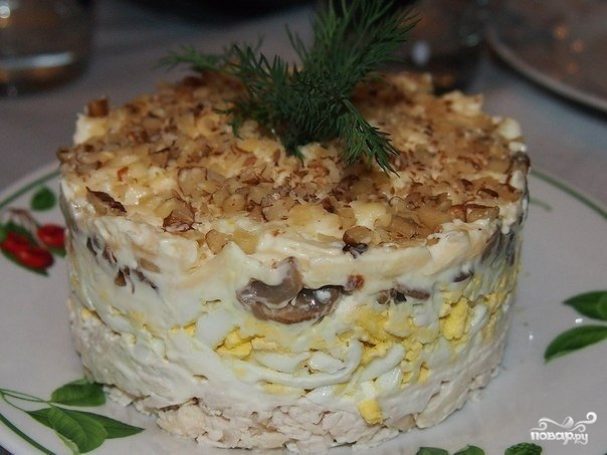 Салат с курицей, грибами и грецким орехом