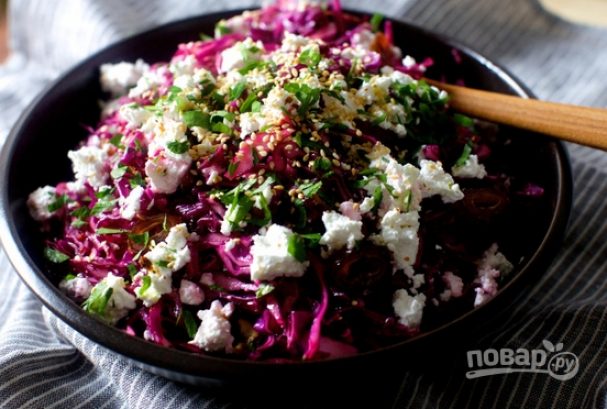 Салат с красной капустой, финиками и фетой